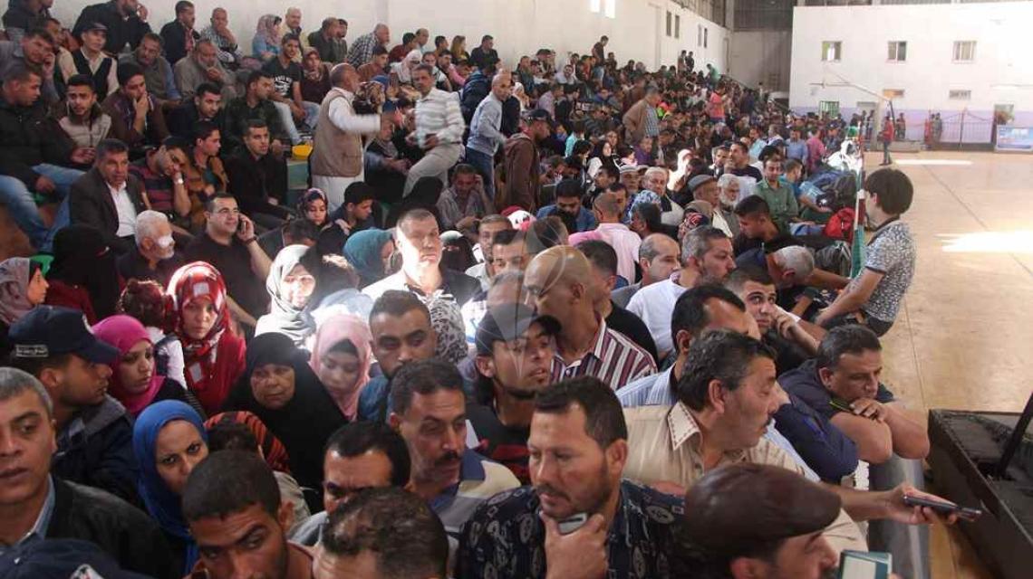 مواطنون ينتظرون في صالة خانيونس استعدادا للسفر عبر معبر رفح