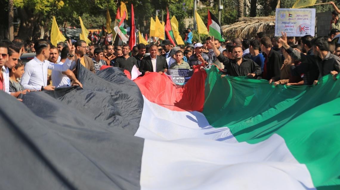 بالصور: الفصائل الفلسطينية تنظم مسيرة أمام مقر الأمم المتحدة بمدينة غزة بعد مرور 100 عام على وعد بلفور