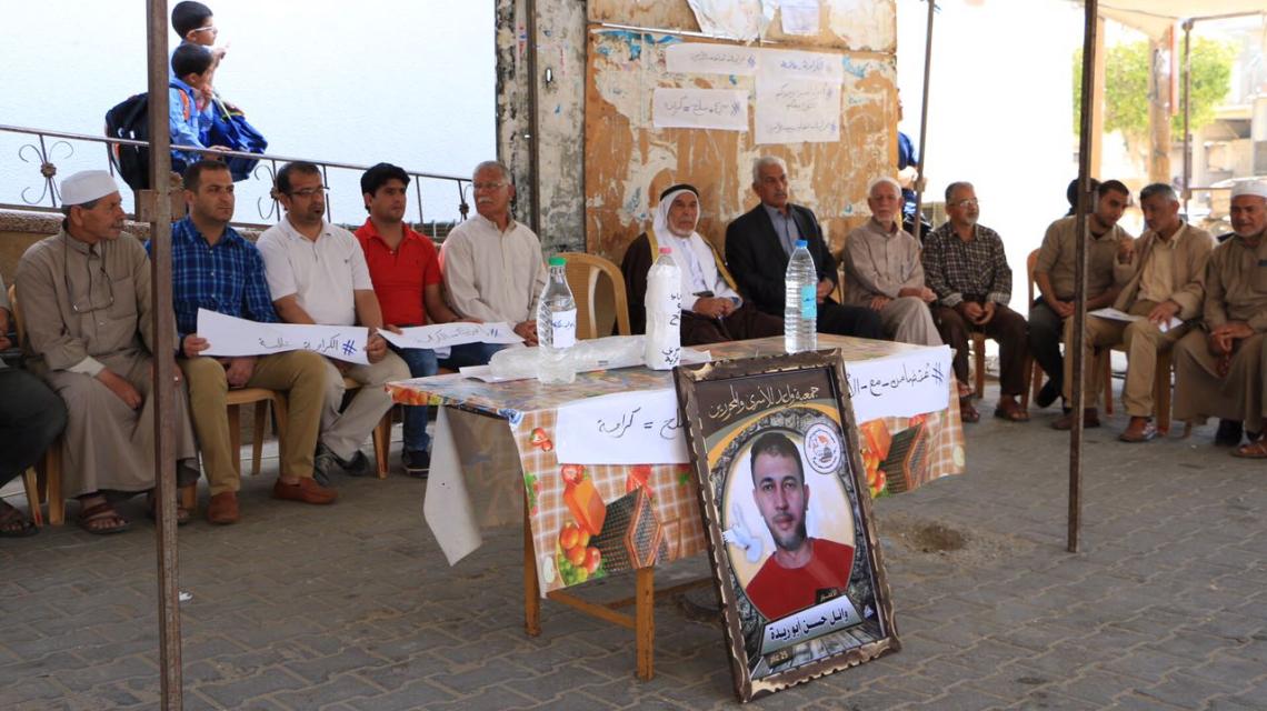 بالصور:خزاعة تتضامن مع الأسرى المضربين بالماء والملح