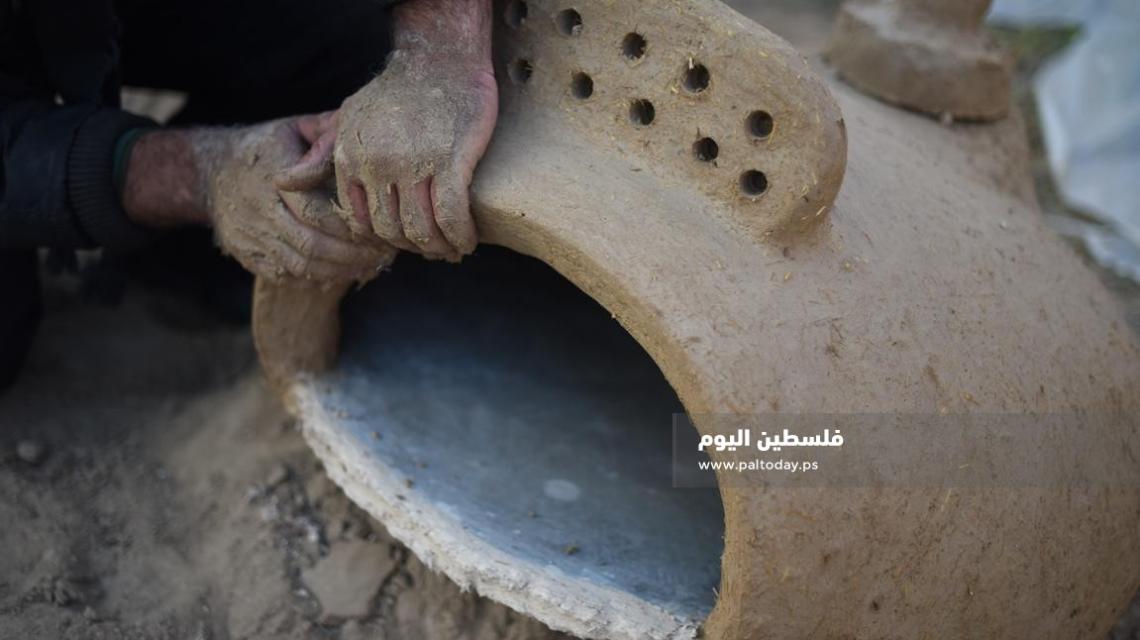 صناعة "أفران الطين".. تراث قديم يلقى رواجا في غزة