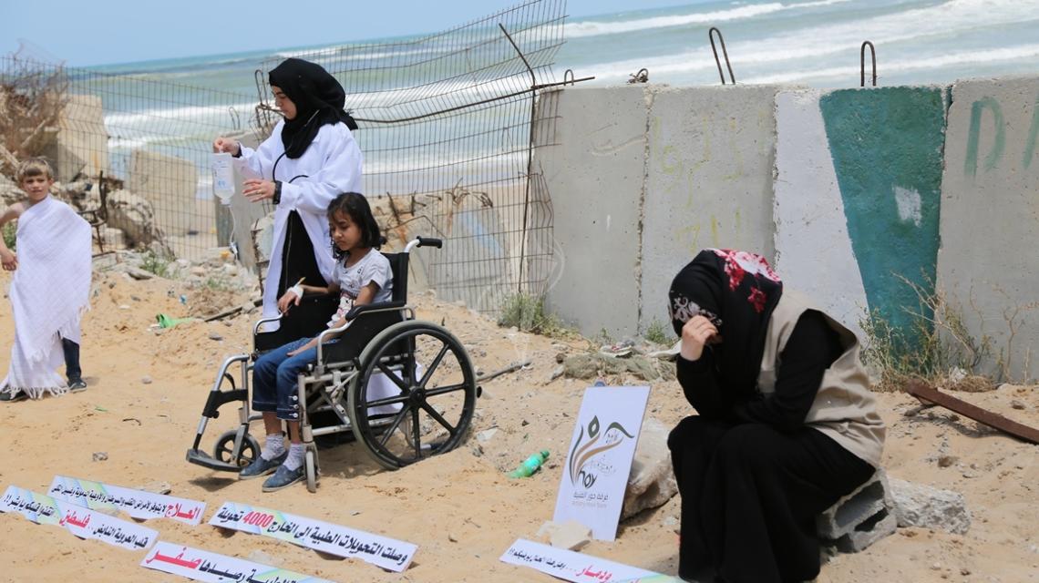 بالصور:وقفة للحركة النسائية لحماس بميناء غزة البحري للمطالبة برفع الحصار