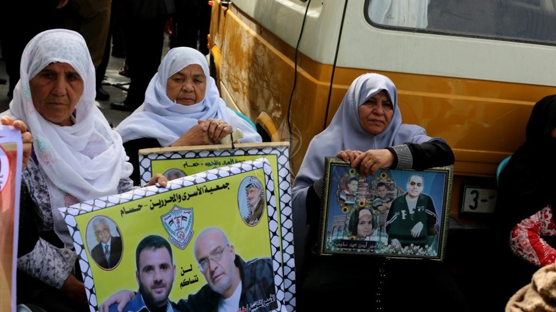 بالصور :اعتصام اهالى الاسرى بمدينة غزة داخل مقر الصليب الاحمر