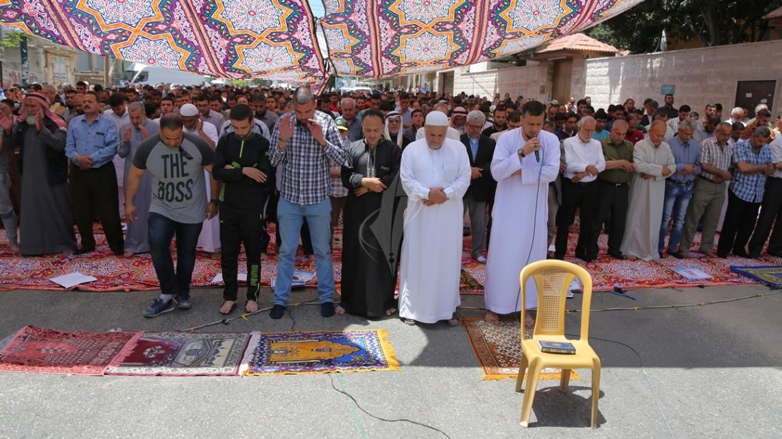 بالصور:الجهاد الاسلامي تقيم صلاة الجمعة امام مقر الصليب الاحمر بغزة تضامنا مع الاسرى في سجون الاحتلال