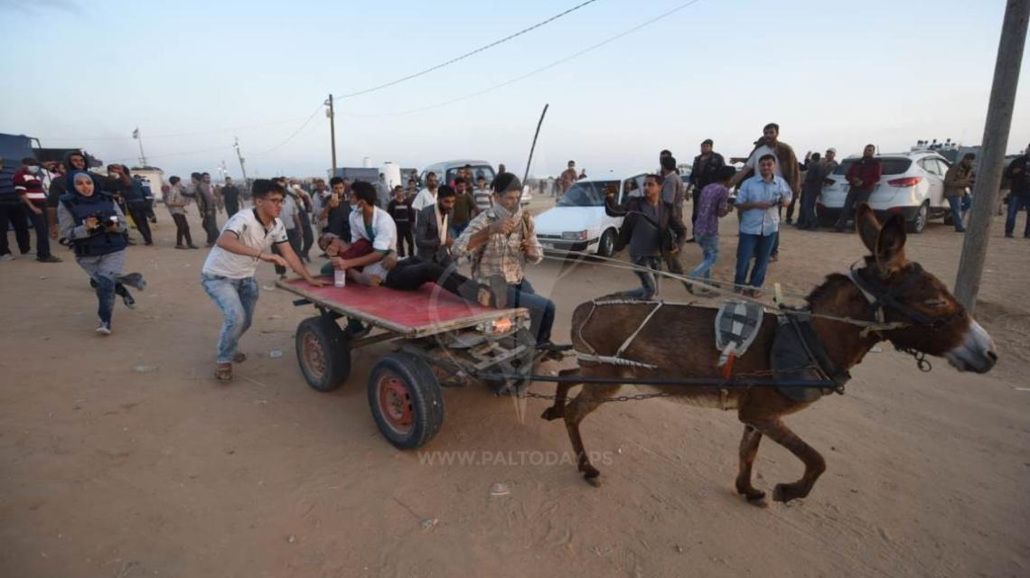الكارة وسيلة نقل المصابين بخزاعة