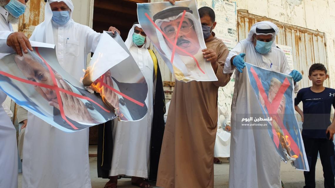 تظاهرة رافضة للتطبيع البحريني مع الاحتلال في مدينة دير البلح