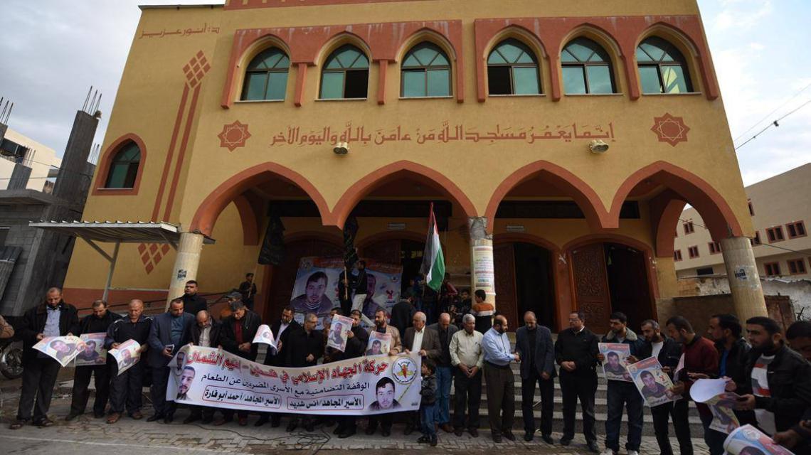 بالصور : مهجة القدس تنظم وقفة تضامنية مع الأسرى المضربين أمام مسجد أنور عزيز شمال القطاع