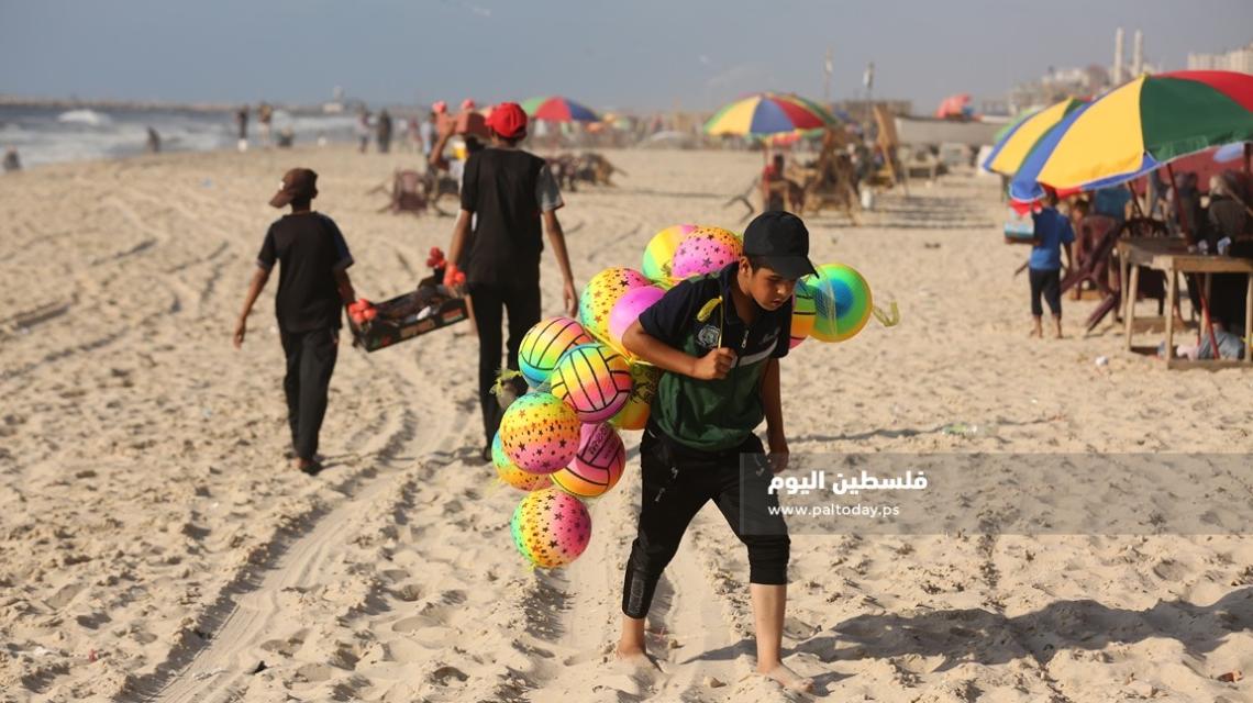 شاطئ غزة ملاذ المصطافين والباحثين عن العمل