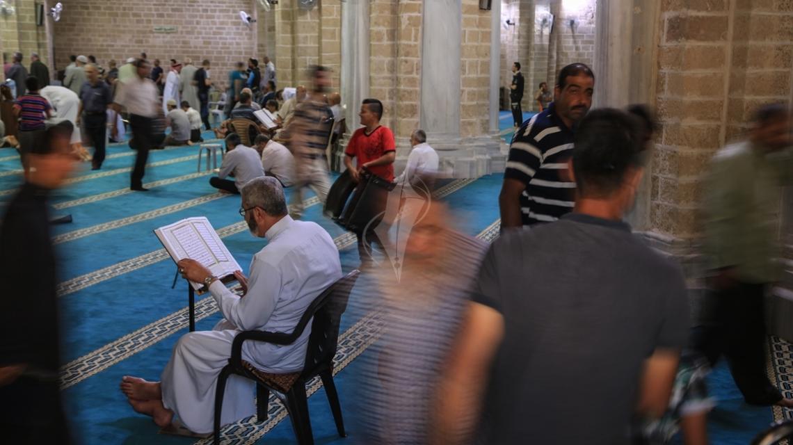 بالصور:غزيون يقرأون القران الكريم في المسجد العمري الكبير فى اول ايام رمضان