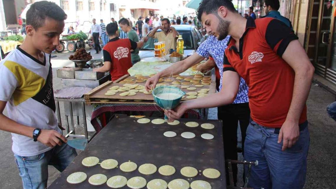 بالصور :سوق خانيونس يتزين للصائمين في اول أيام رمضان