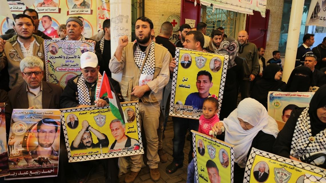 بالصور:اعتصام اهالى الاسرى امام مقر الصليب الاحمر بمدينة غزة