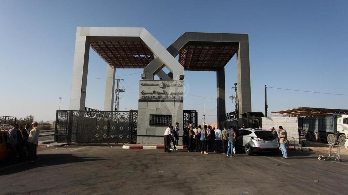 بالصور .. فتح معبر رفح البري وبدء مغادرة حافلات المسافرين