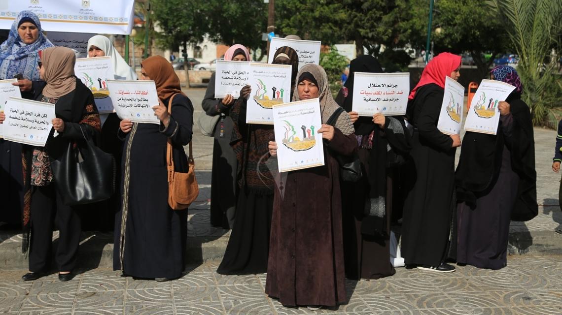 بالصور :وقفة نسائية بساحة الجندى المجهول بغزة لدعم النساء المقدسيات فى وجه الاحتلال