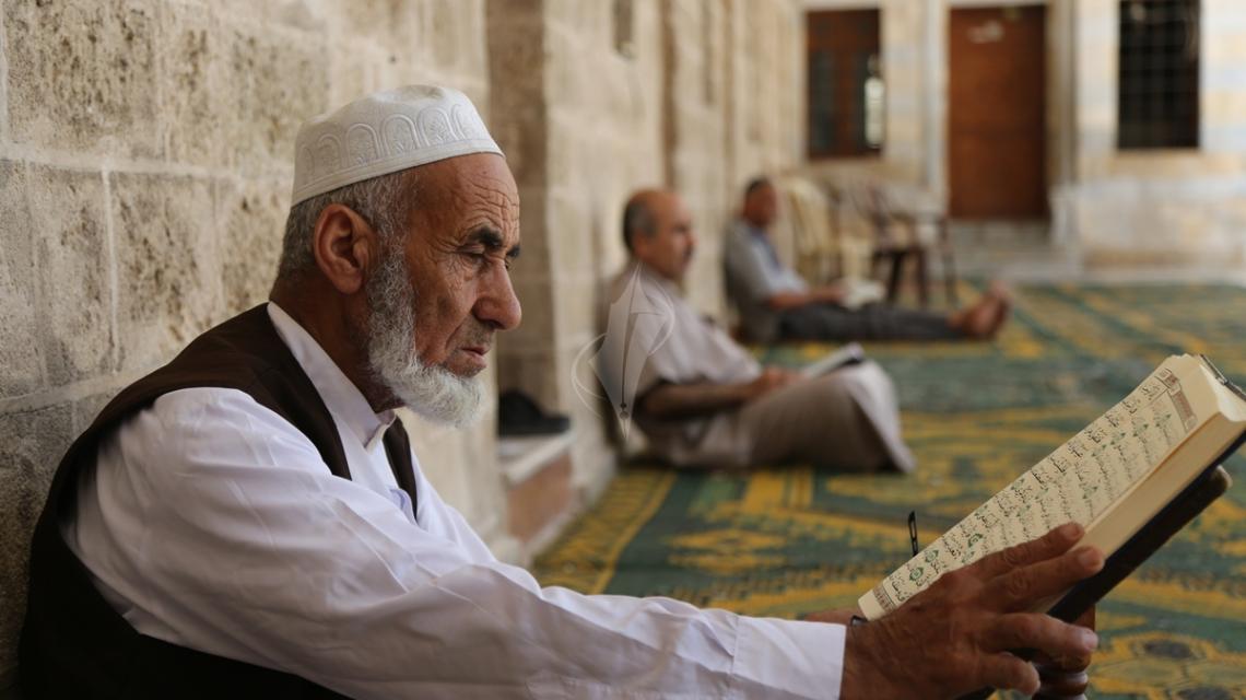 بالصور:أجواء العبادة في الأيام الأخيرة من رمضان بمساجد قطاع غزة