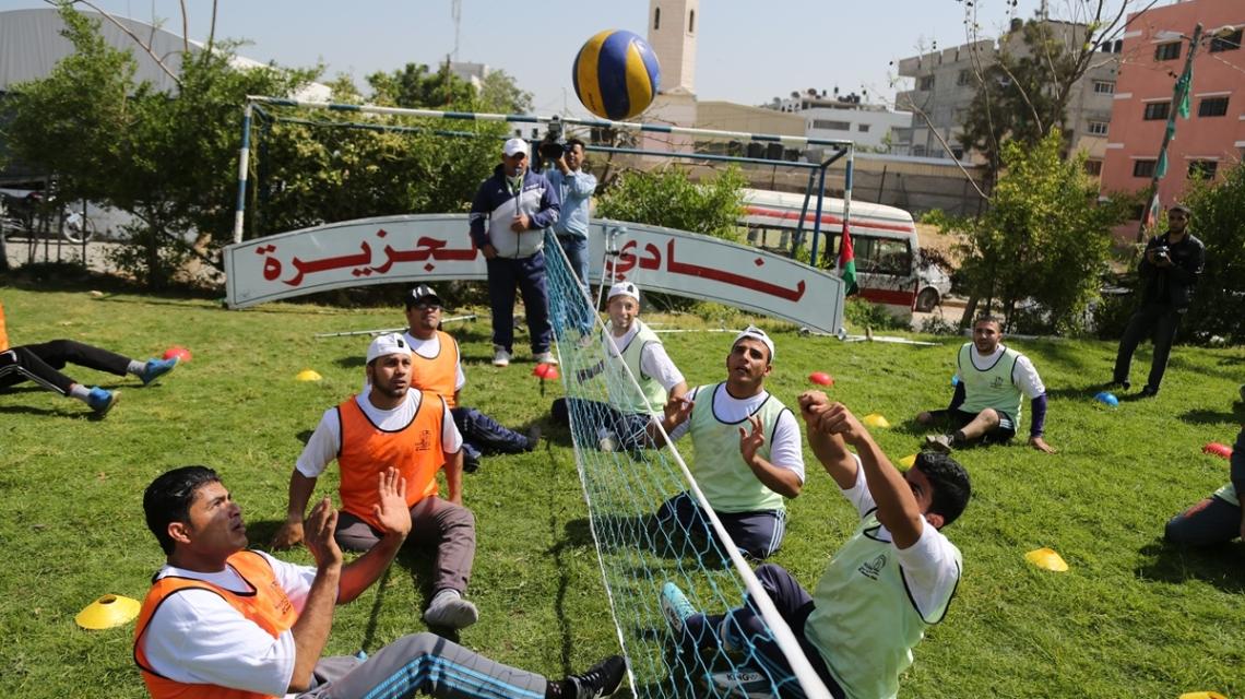 بالصور:غزة مجموعة من ذوى الاحتياجات الخاصة يمارسون كرة الطائرة