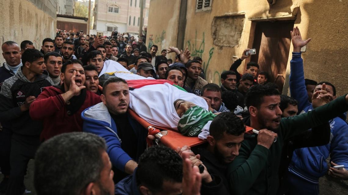 جماهير غفيرة تُشيع جثمان الشهيد الصياد عبد الله رمضان زيدان إلى مثواه الأخير