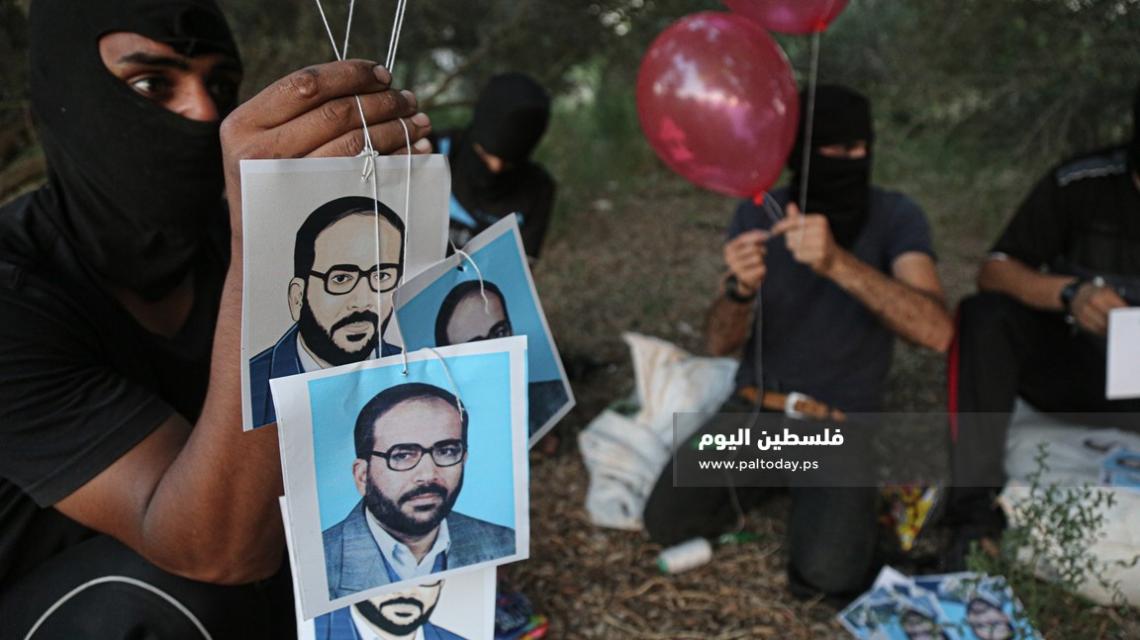وحدة برق تطلق بالونات حارقة تحمل صورة الدكتور فتحي الشقاقي اتجاه مستوطنات غلاف غزة