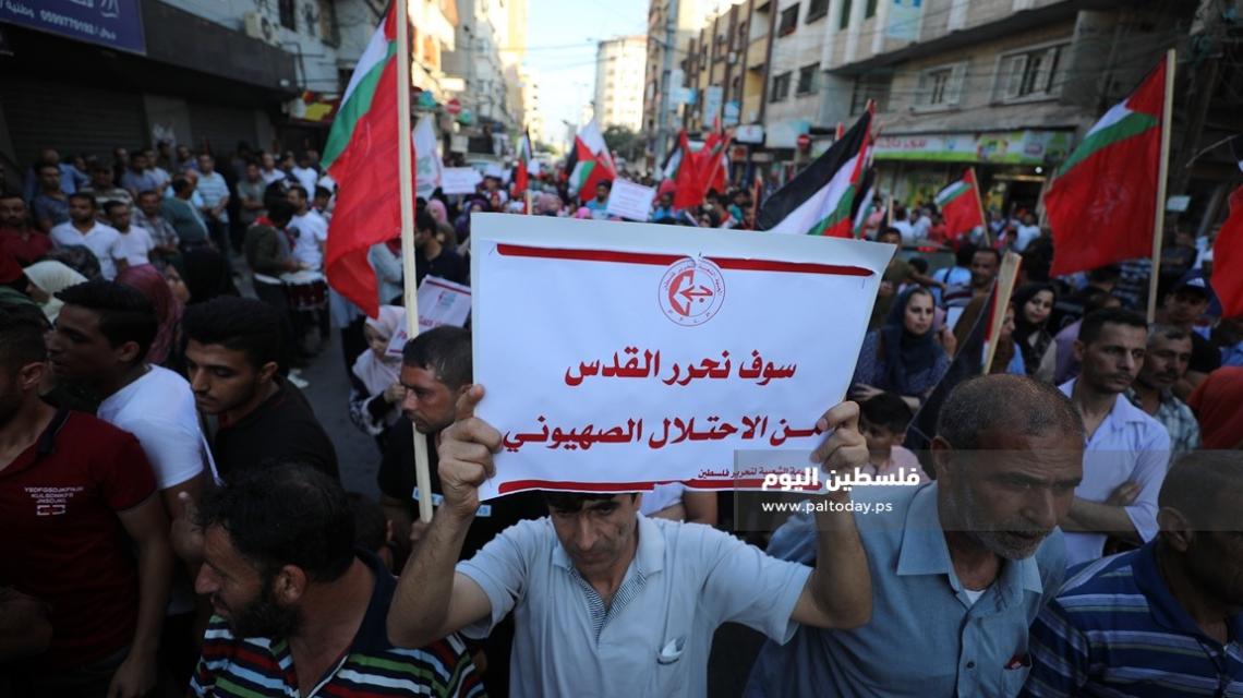 مسيرة في غزة رفضاً للعدوان على القدس وغزة ودعماً  للاجئين في لبنان
