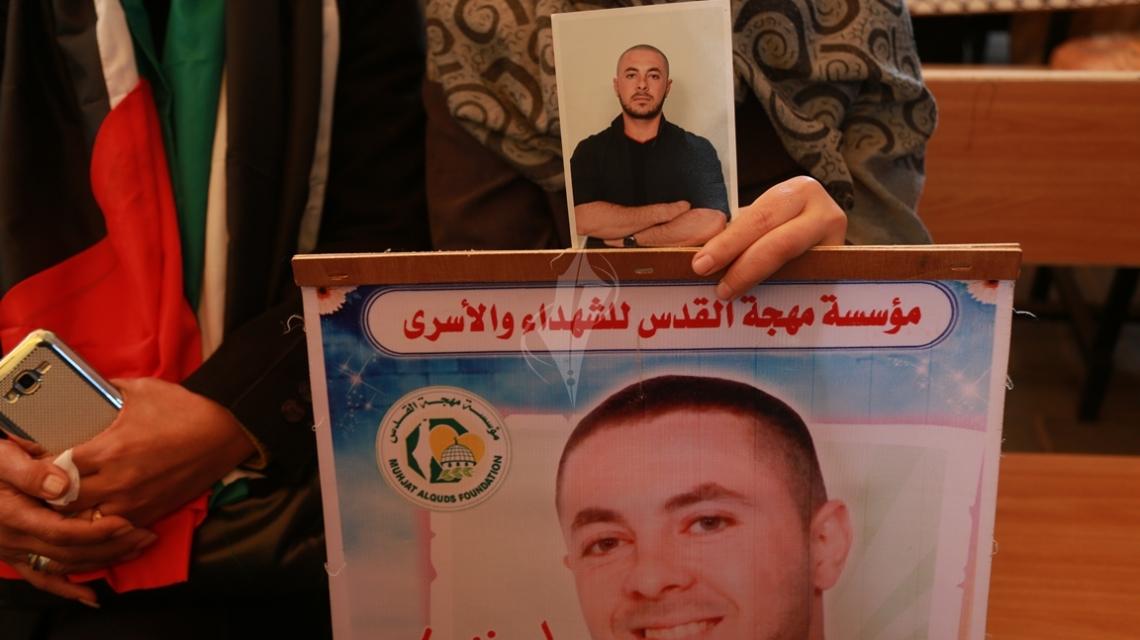 بالصور:اعتصام اهالى الاسرى امام مقر الصليب الاحمر بمدينة غزة