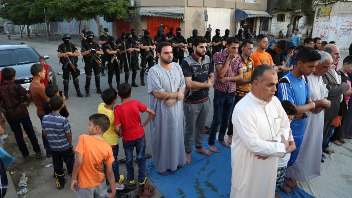 بالصور:سرايا القدس بلواء غزةكتيبة اجديدة و حطين تقيما صلاة عيد الفطر السعيد في العراء