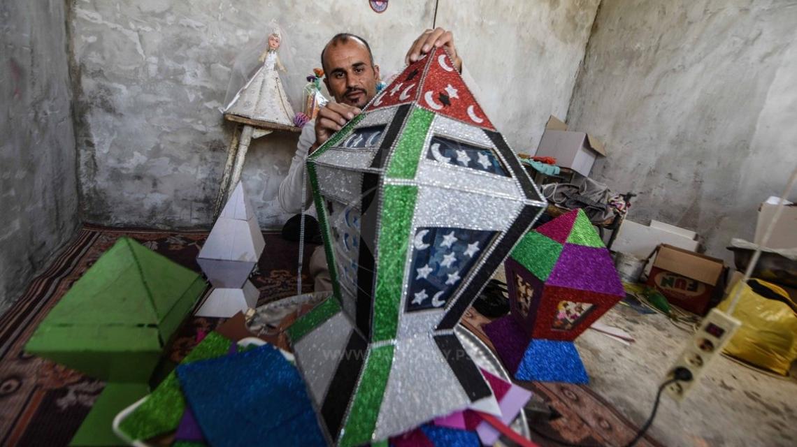 صناعة الفوانيس مهنة " موسمية "للتغلب على الوضع الإقتصادي فى غزة 