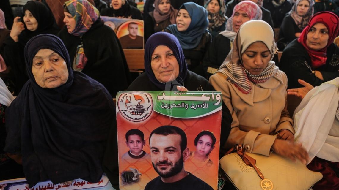 بالصور:اعتصام اهالى الاسرى امام مقر الصليب الاحمر بمدينة غزة