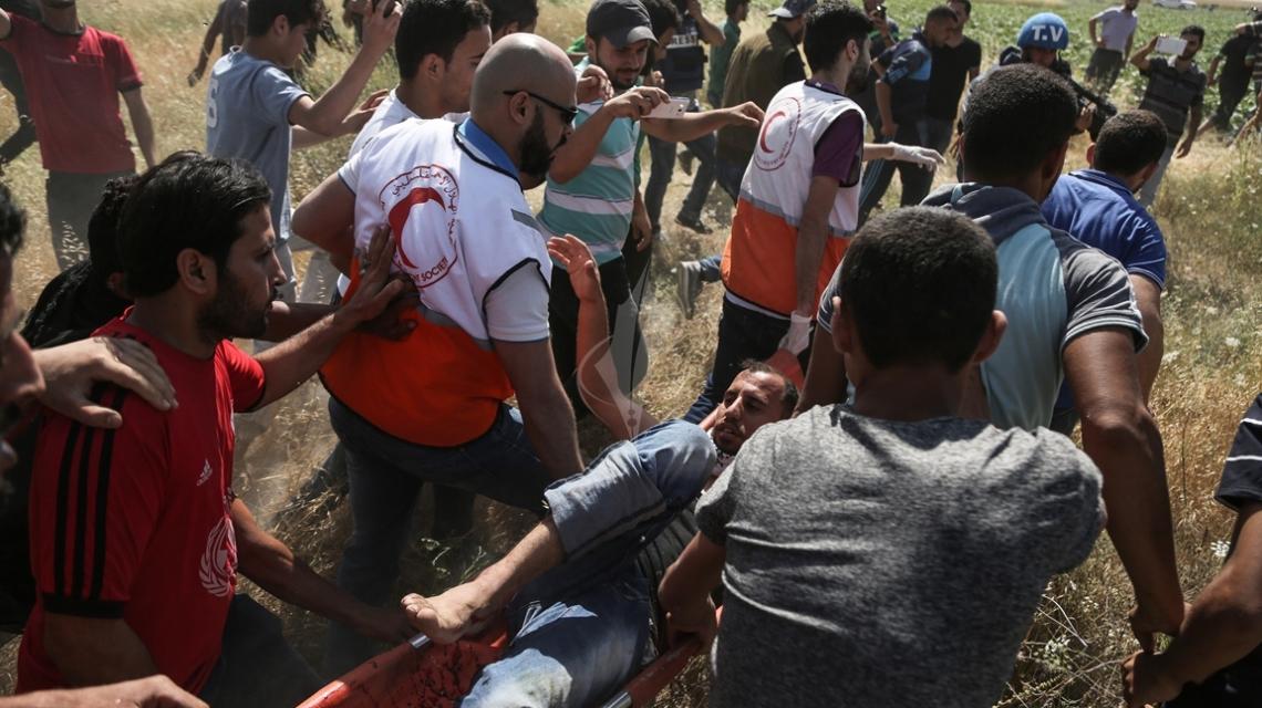 بالصور:مواجهات عنيفة بين قوات الاحتلال و الشبان الفلسطينيين عند نقاط التماس على حدود غزة