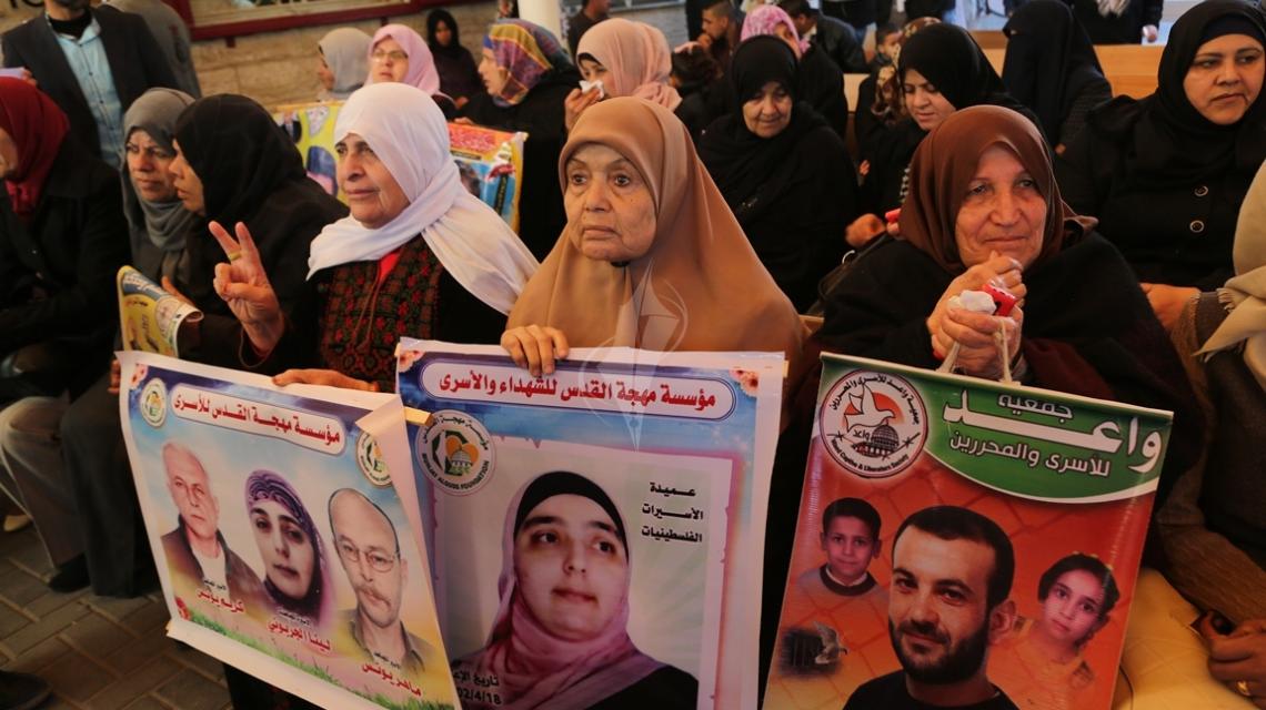 بالصور: اعتصام اهالى الاسرى امام مقر الصليب الاحمر بمدينة غزة