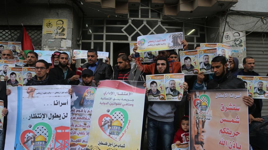 بالصور:ائتلاف شباب من اجل فلسطين ينظم وقفة تضامنية مع الاسيرين المضربين عن الطعام شديد وابو فارة