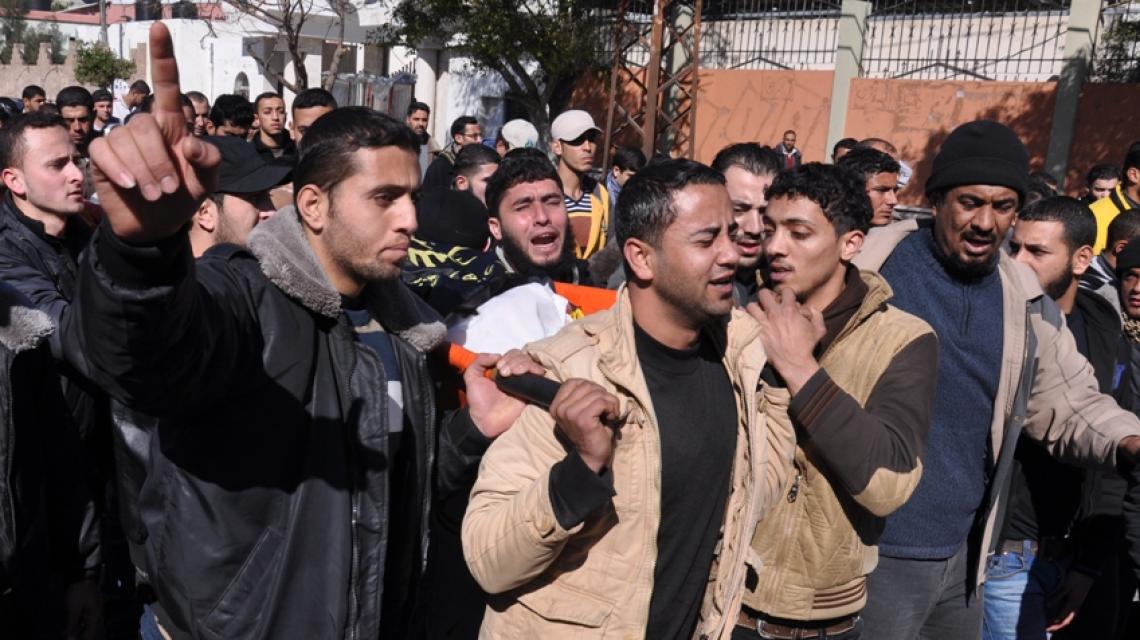 بالصور:جماهير غفيرة تشيع جثمان الشهيد المجاهد "محمد العجلة"