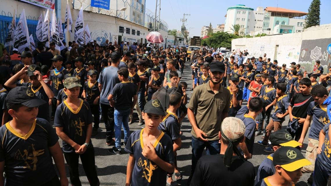 بالصور:وقفة أشبال مخيم فتوة النصر للجهاد الإسلامي أمام مقر الأونروا رفضاً لتقليصاتها