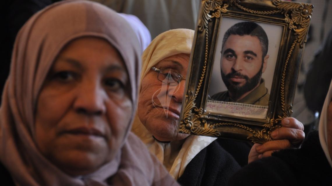 اعتصام اهالي الاسرى داخل مقر الصليب الاحمر بغزة