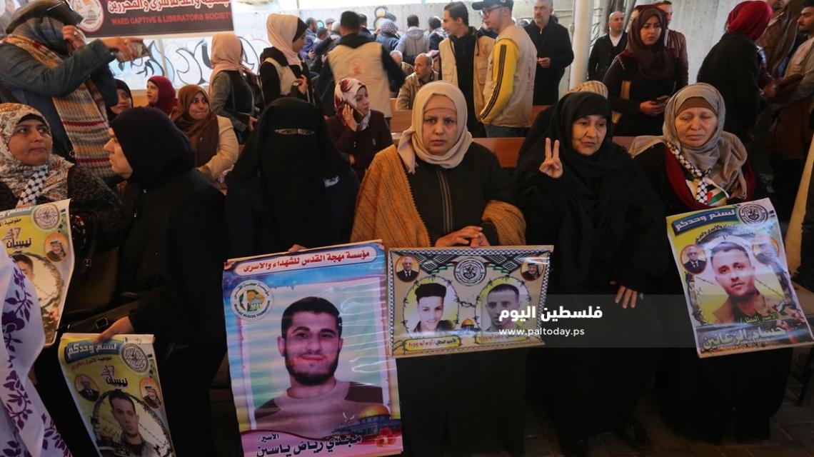 اعتصام اهالى الاسرى امام مقر الصليب الاحمر بمدينة غزة
