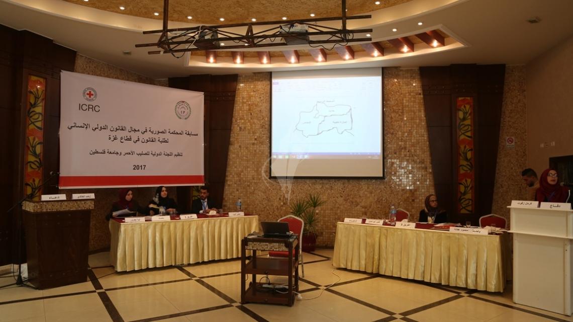 بالصور :الصليب الأحمر بالتعاون مع جامعة فلسطين ينظمان مسابقة المحكمة الصورية في مجال القانون الدولي الانساني