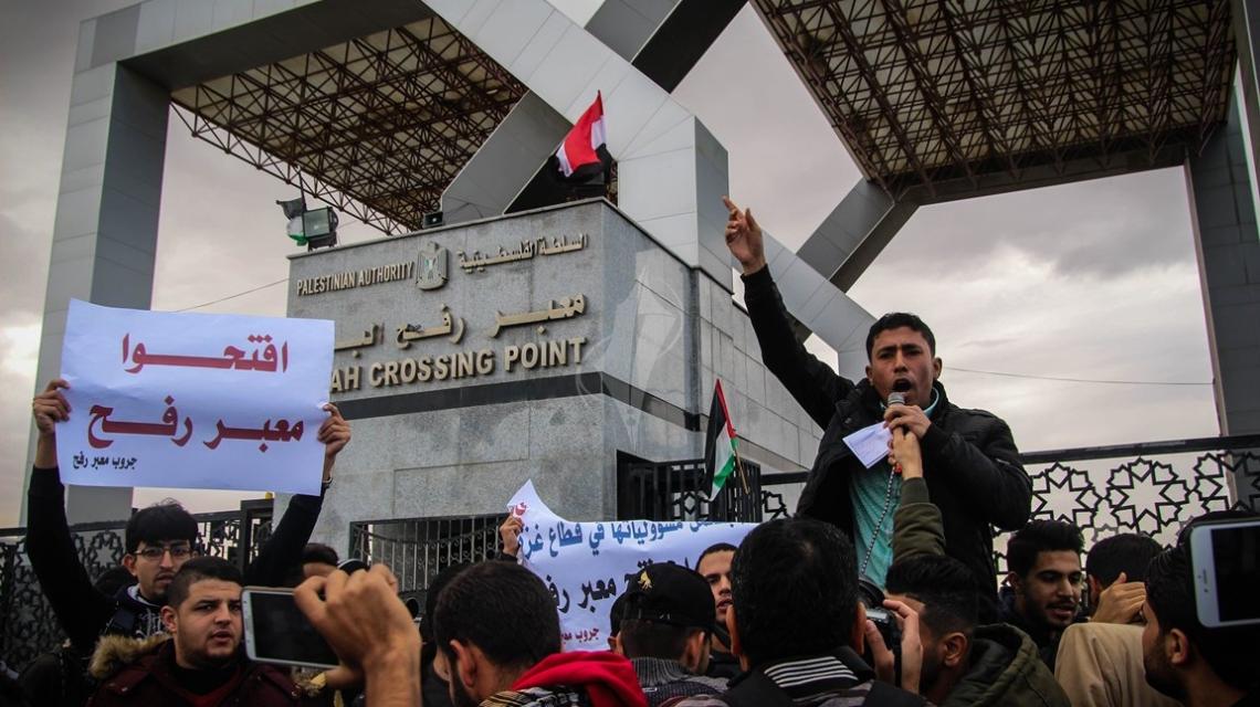 بالصور:مجموعة من الطلبة تعتصم قبالة بوابة معبر رفح البري للمطالبة بفتح المعبر.