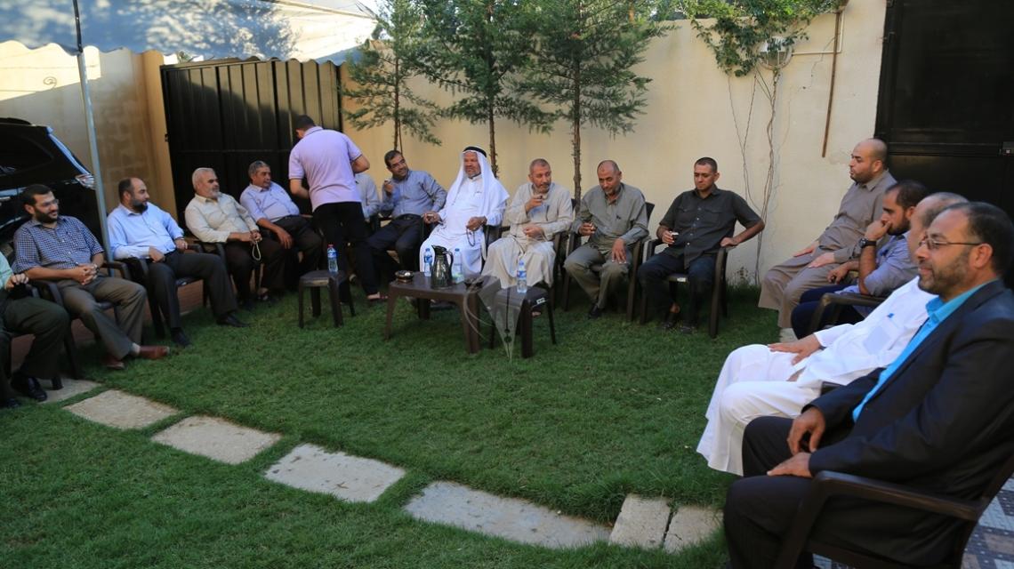 بالصور:لجنة مشتركة من قيادة حركتي الجهاد الاسلامي وحماس شرق غزة تزور حجاج بيت الله الحرام