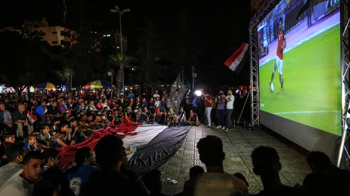 بالصور:آلاف الفلسطينيين يتابعون مباراة مصر والكونجو في ميادين غزة