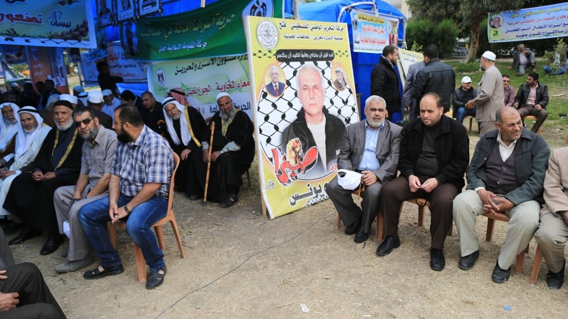 بالصور : وفد من حركة الجهاد يشارك فى خيمة التضامن مع الاسرى المقامة على ارض السرايا بغزة