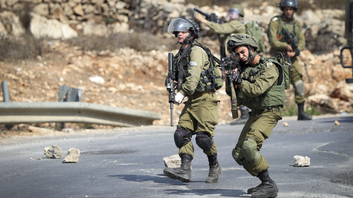 بالصور:جنود الاحتلال يقمعون الفلسطينيين قرب حي البالوع  تصوير: بهاء نصر
