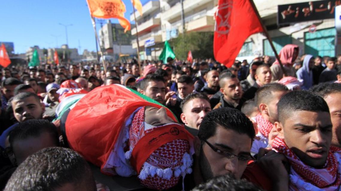 بالصور: جماهير محافظة بيت لحم يشيعون جثمان الشهيد مالك اكرم شاهين (20 عاما) من مخيم الدهيشة. تصوير: احمد مزهر