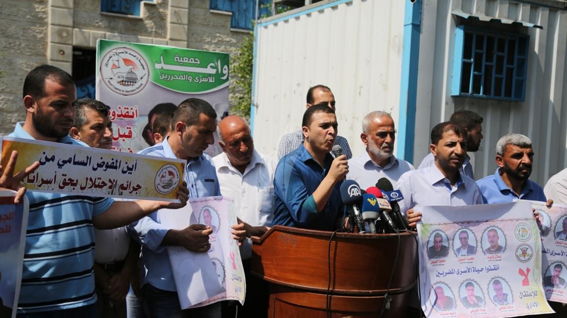 بالصور:جمعية واعد تنظم وقفة تضامن مع الأسرى أمام مقر المفوض السامي بمدينة غزة