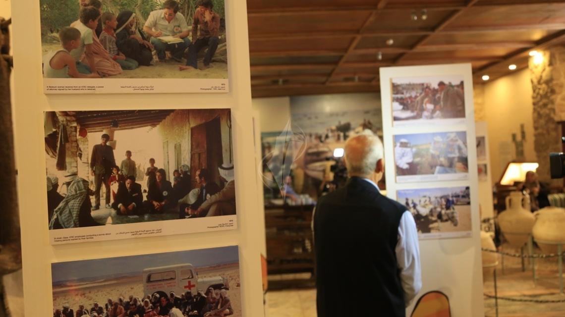بالصور:الصليب الأحمر يفتتح معرضا بمناسبة 50 عاما من العمل الانساني في فلسطين المحتلة