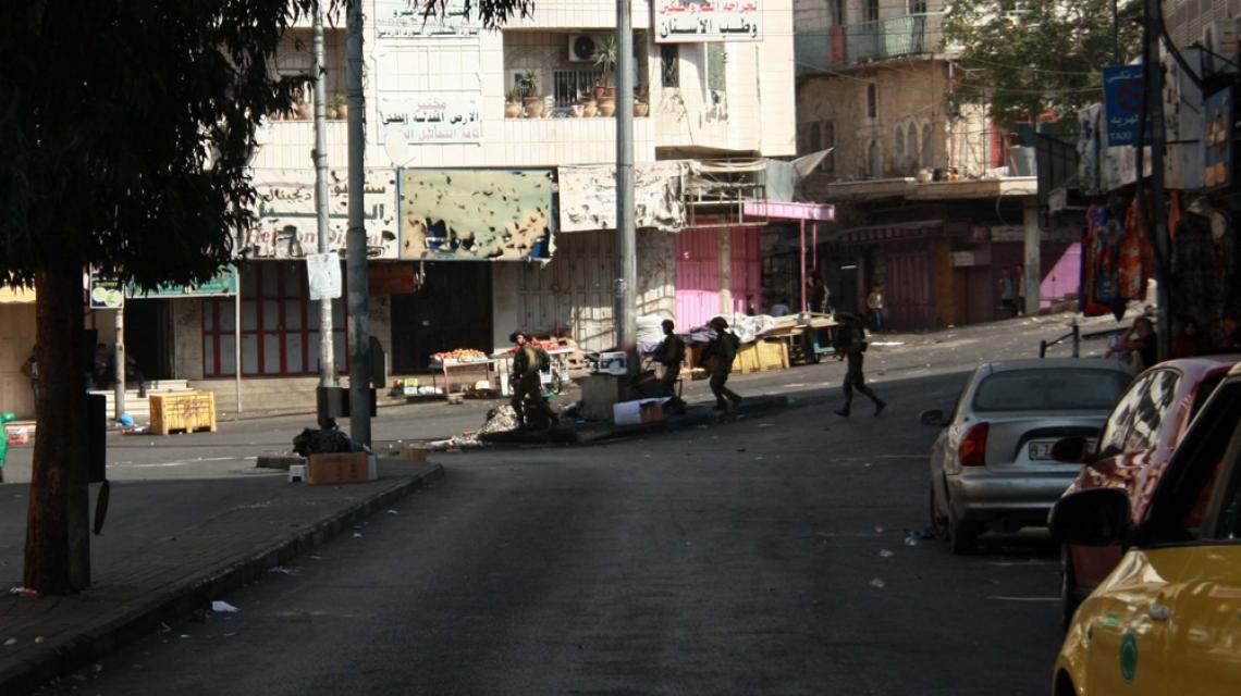 اقتحام جنود الاحتلال لمنطقة باب الزاوية وسط مدينة الخليل