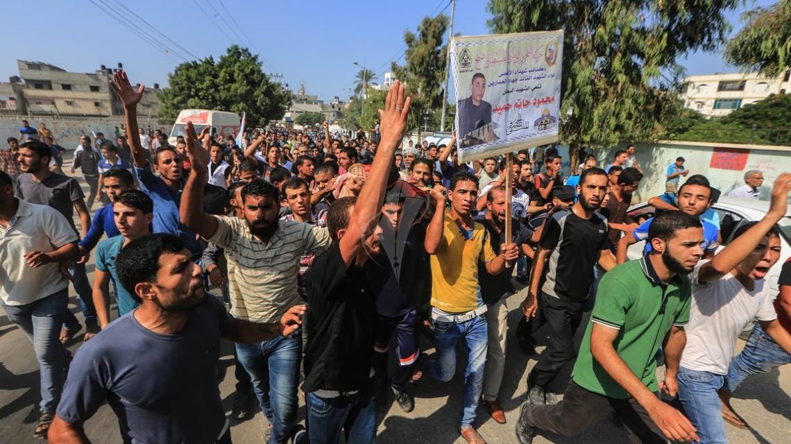 بالصور:الشجاعية تودع شهيد جمعة الغضب