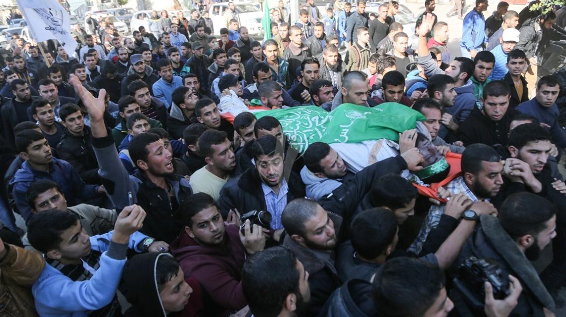 بالصور:الآلاف في غزة يُشيعون شهداء الإعداد والتجهيز في كتائب القسام