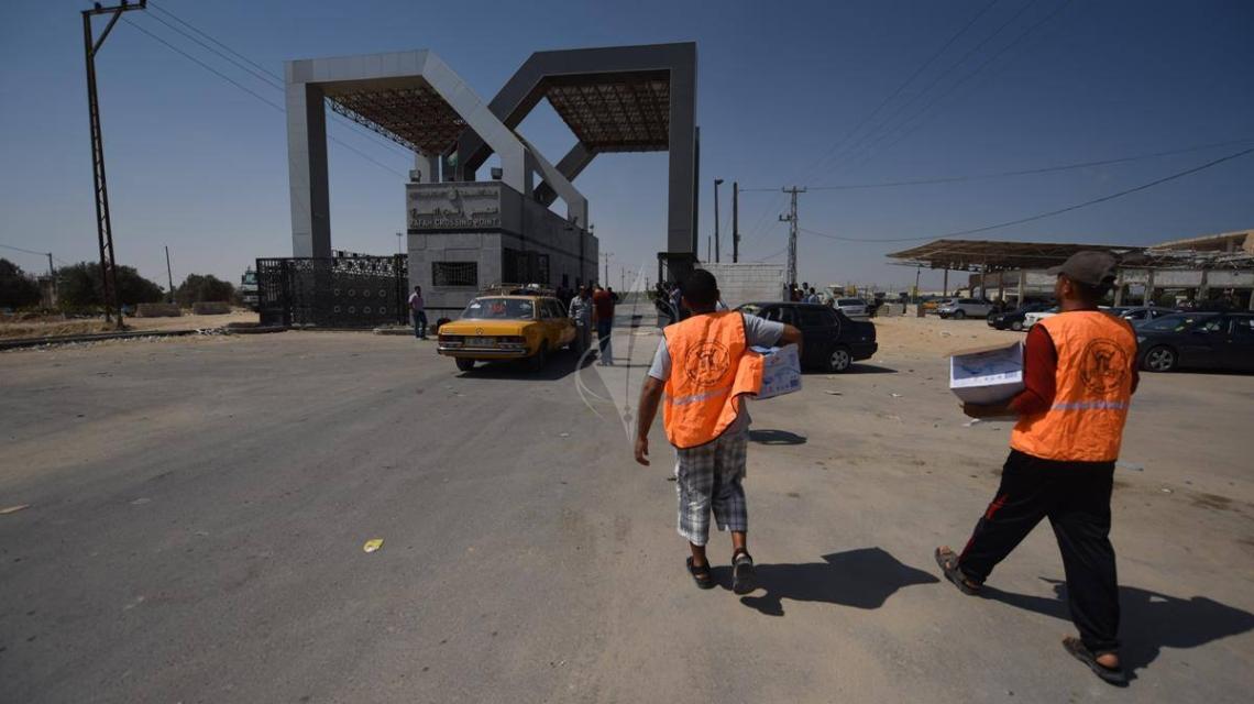 بالصور : تواصل حملة " سقيا الماء " التى تنظمها الجهاد من معبر رفح البرى