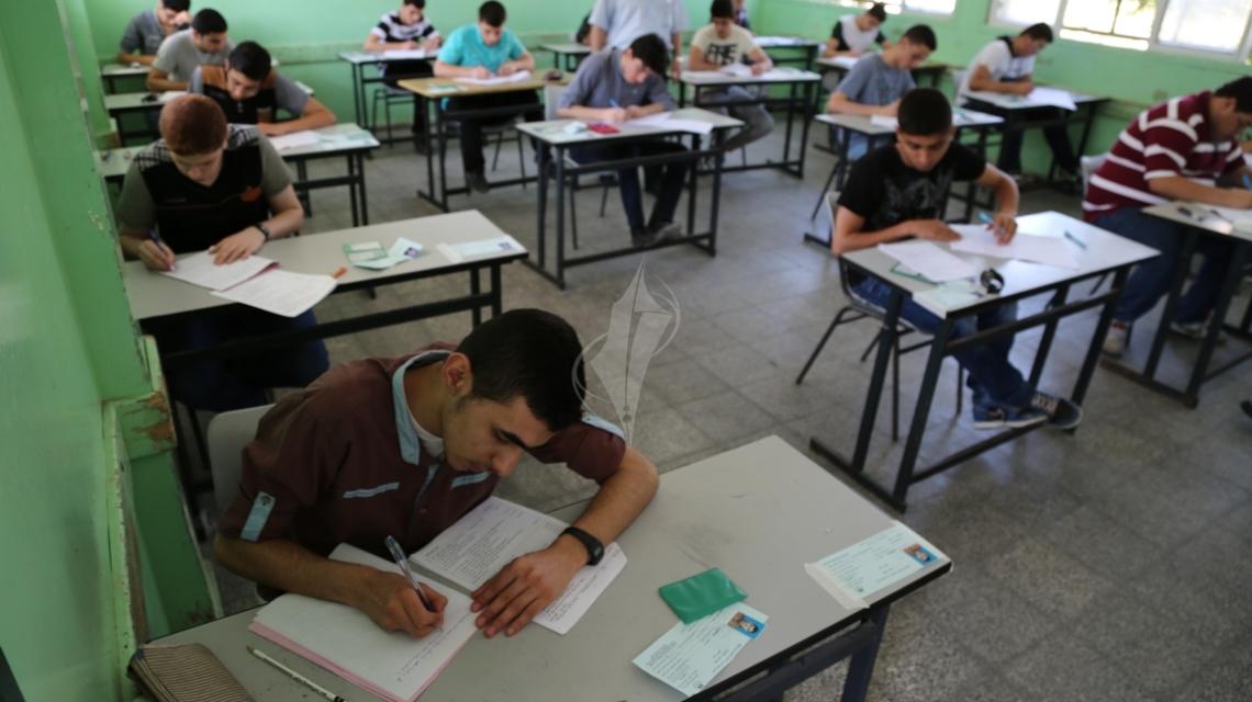 بالصور:كاميرا فلسطين اليوم ترافق طلاب الثانوية العامة بغزة في يومهم الأول