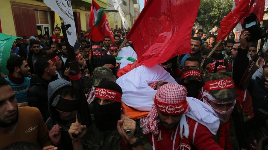 بالصور: جماهير دير البلح تشييع  جثمان الشهيد سامى ماضي