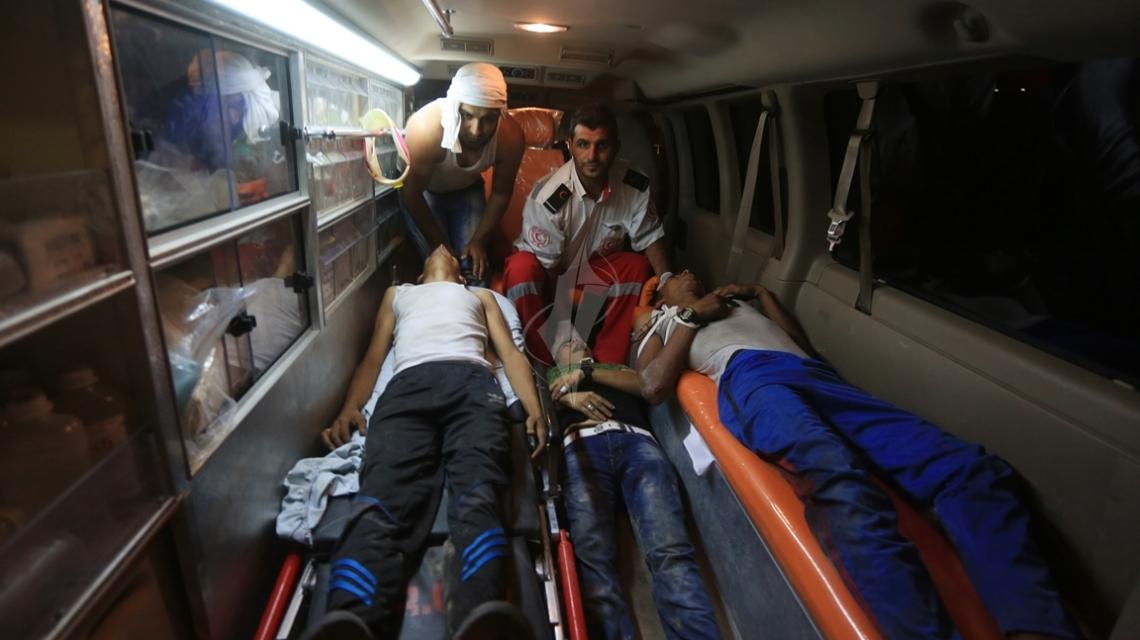 بالصور: عدد من الإصابات تصل مجمع الشفاء الطبي بغزة جراء إطلاق الاحتلال  النار عليهم قرب ناحل العوز:تصوير داوودأبو الكاس
