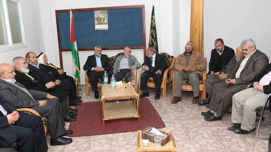 وفد كبير من قيادة حماس يهنئ الدكتور الهندي بعودته لغزة