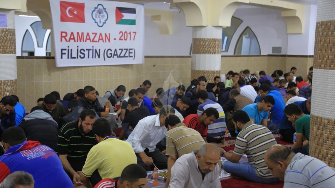 بالصور:مؤسسة ايداف التركية تنظم افطارا جماعيا بمسجد ارض الرباط بغزة